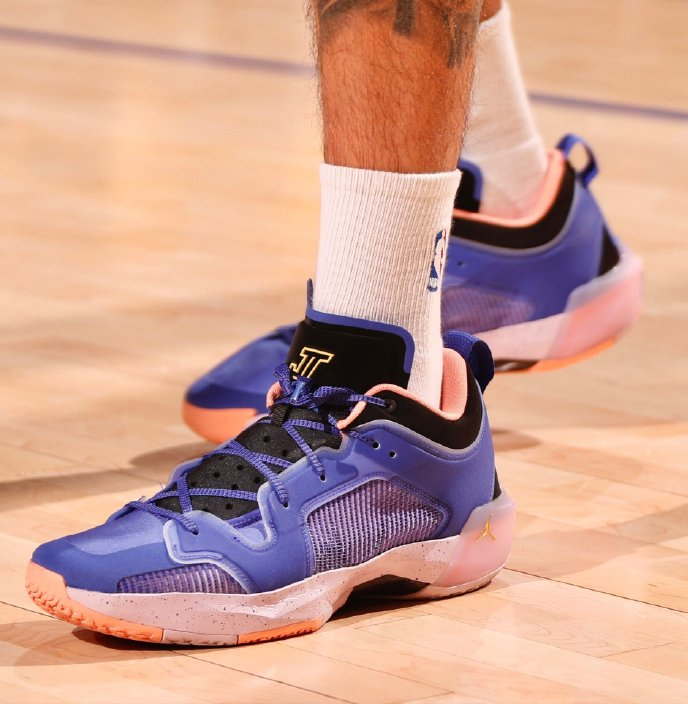nba球員穿的都是哪些球鞋（NBA球員上腳：庫里穿curry1北極光，克萊穿安踏KT8）