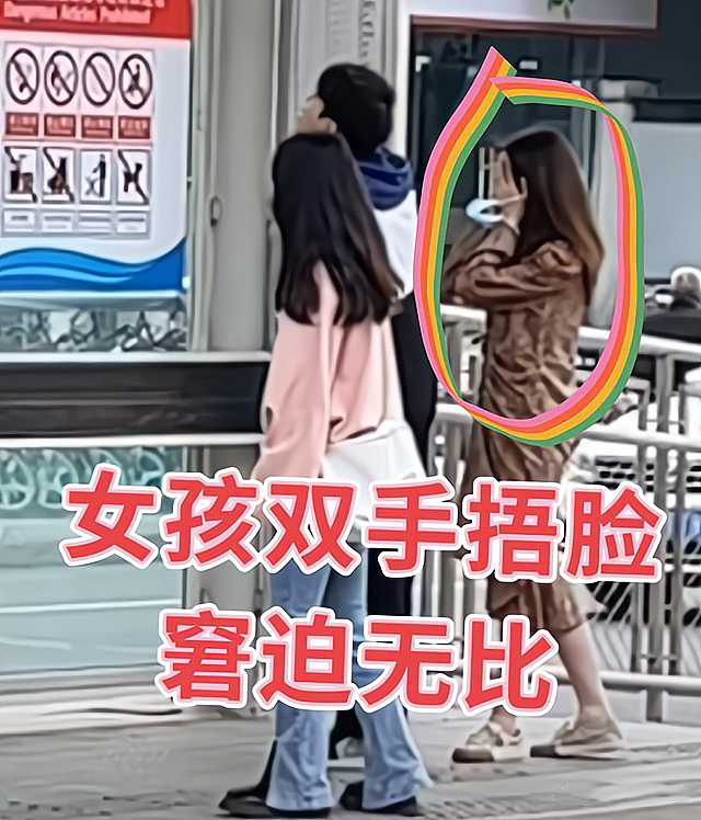 情侣在公交站牌下拥吻，过路女子走近观看，女孩双手捂脸场面尴尬