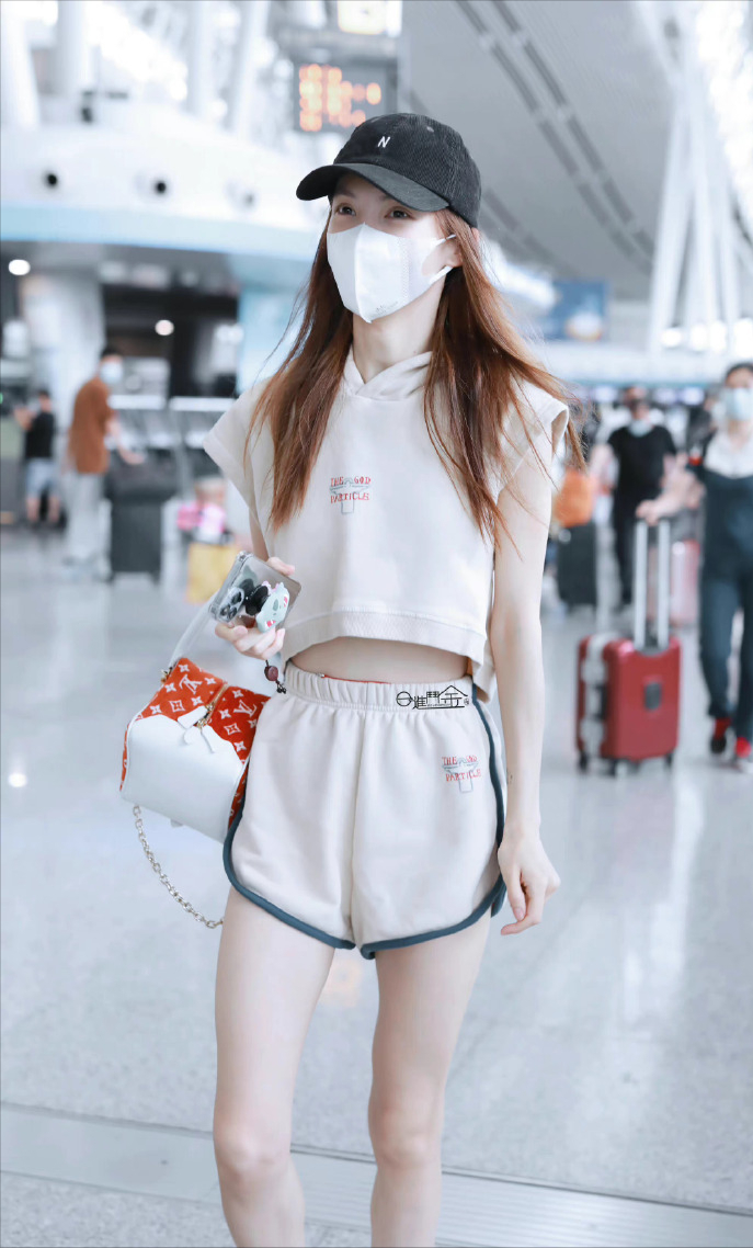 行走的衣架子！金晨身着休闲运动套装走机场，露脐装差点撑不起来