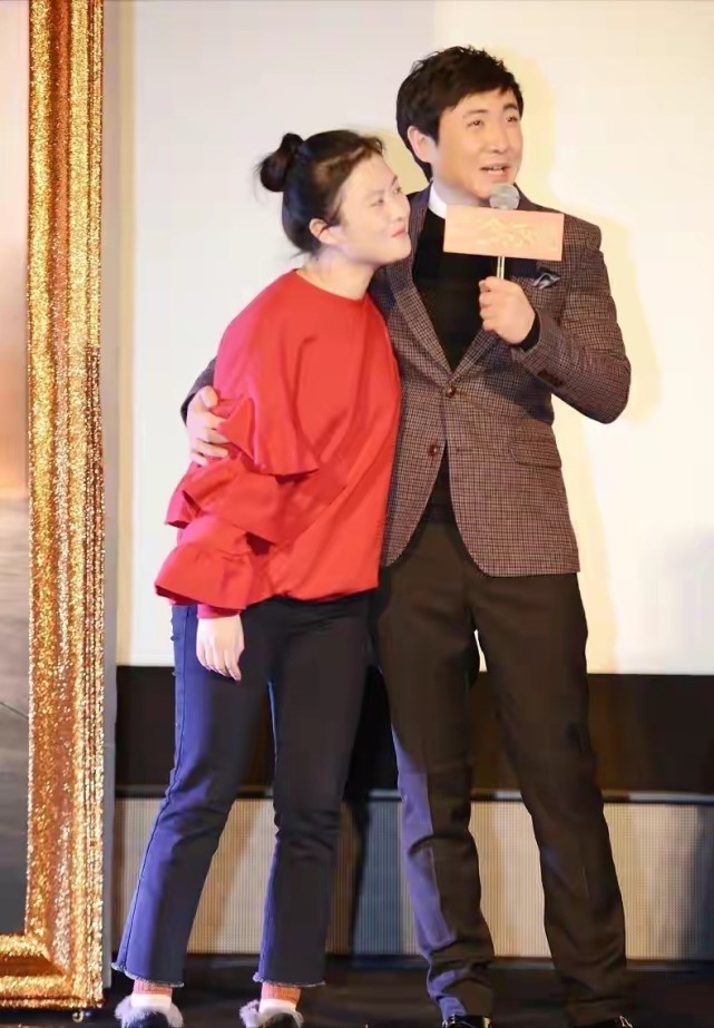 沈腾老婆长得不美但有福相，穿红衣黑裤扎丸子头，40多岁状态很好