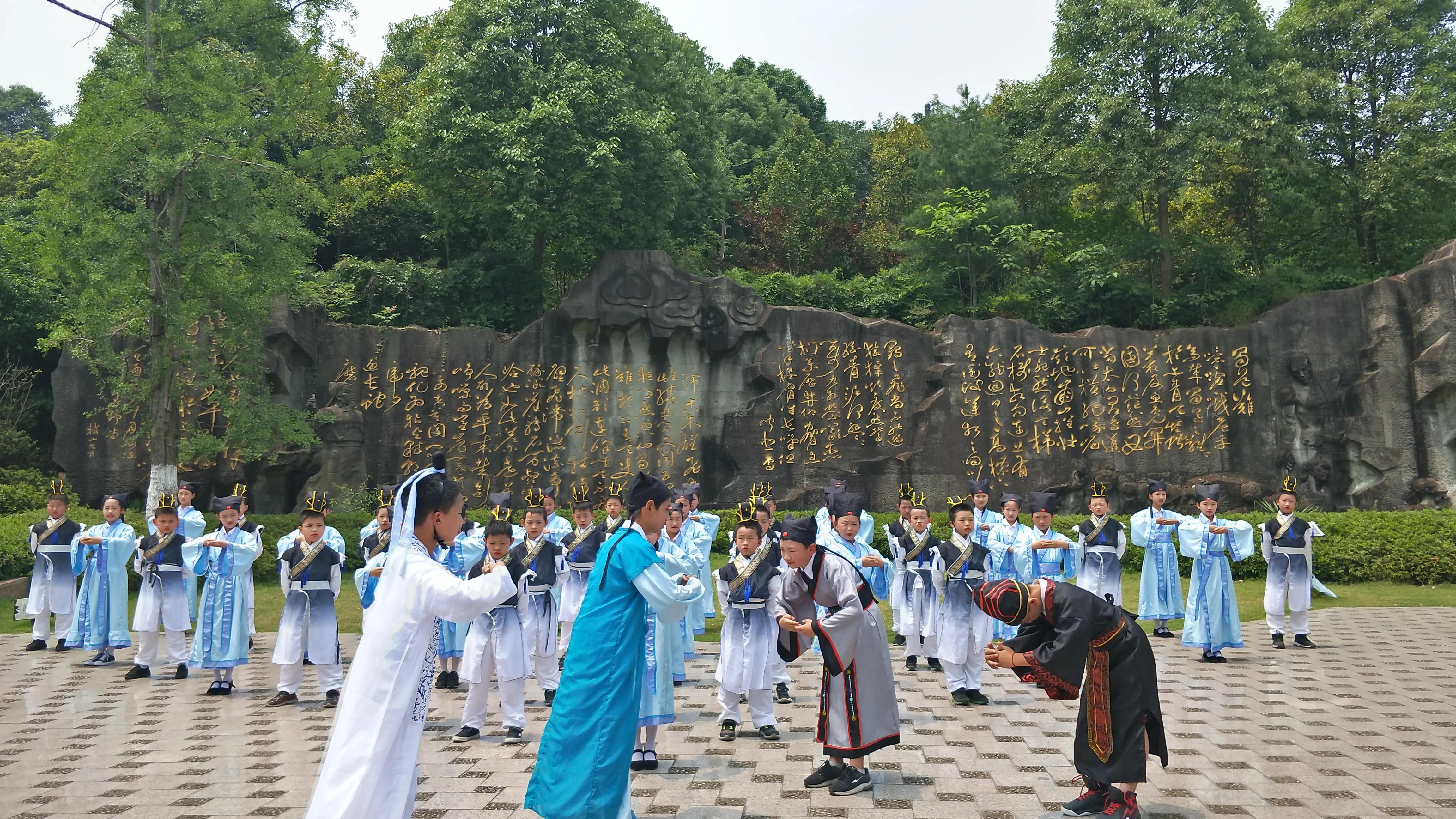 峨眉山月歌的问题(李白之谜（89）|| 李白的《峨眉山月歌》用了五个地名有何妙处？)