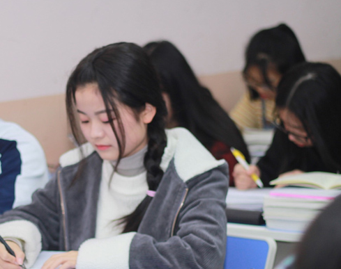 她是汕头大学女校长，39岁晋升教授、能力出众，深受广大学生爱戴