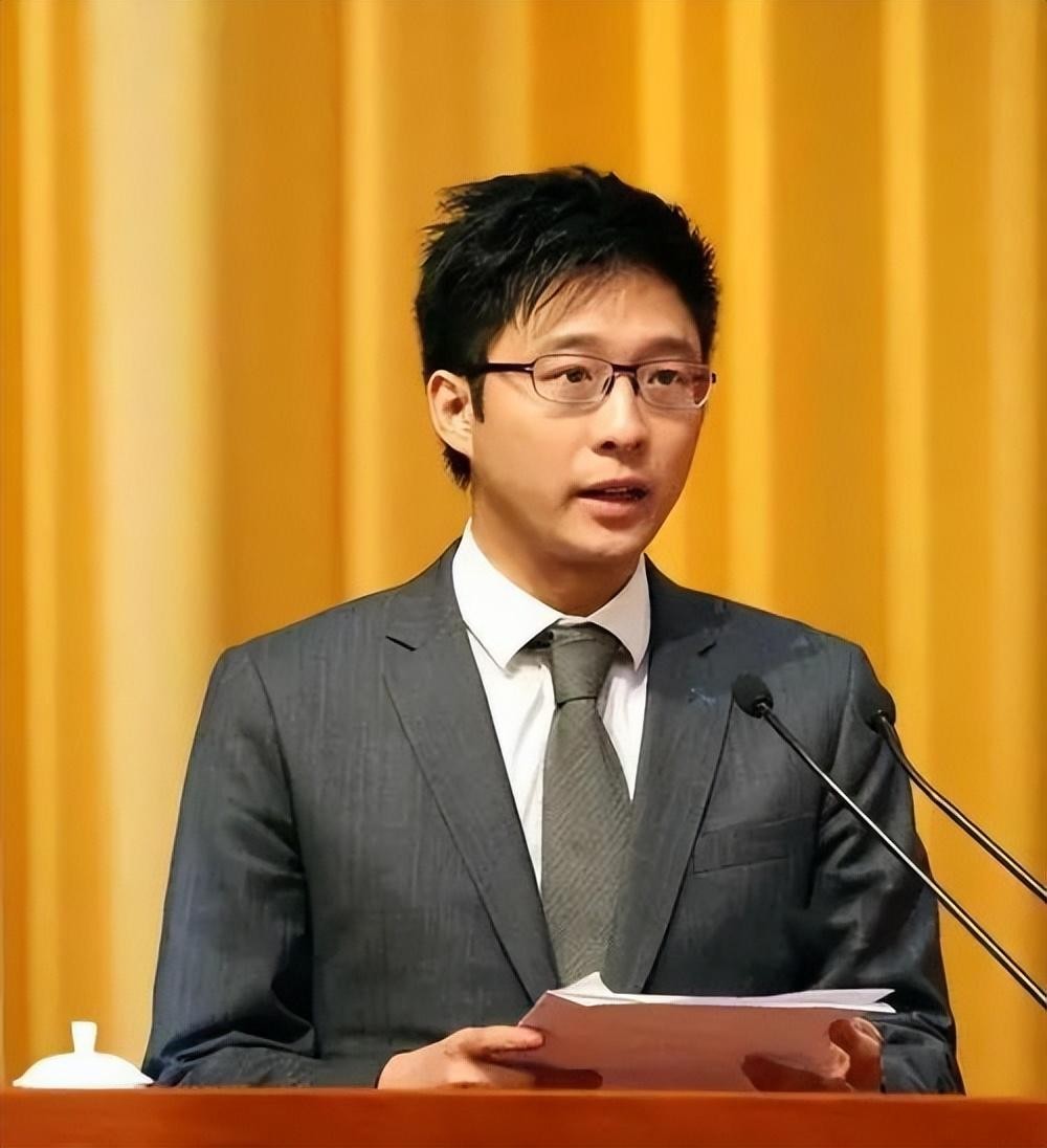 霍启山:朱玲玲第二个儿子,比哥哥帅气,39岁成澳娱董事,仍未婚