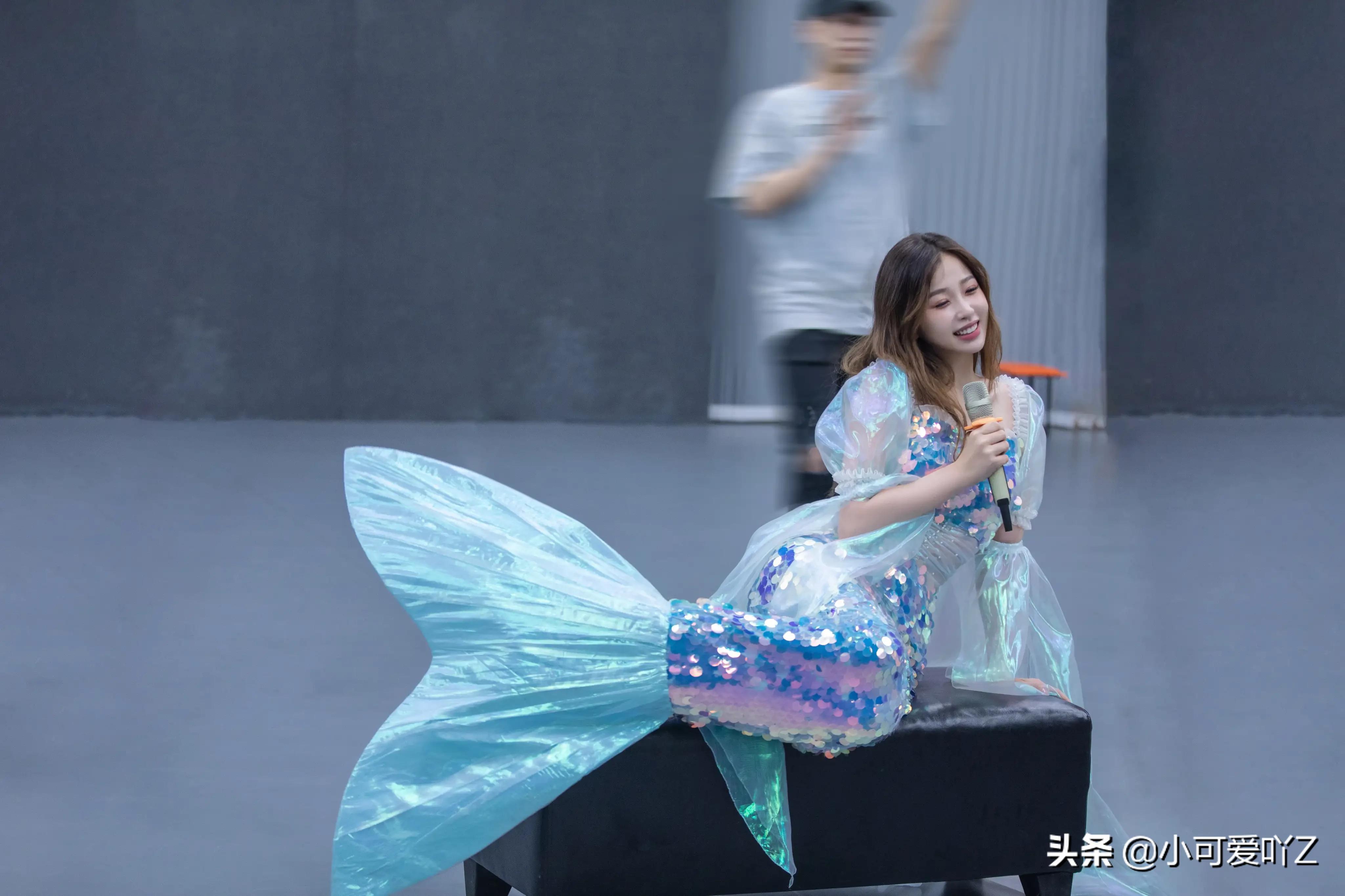 虞书欣，美人鱼造型，沙滩草裙，闪光在舞台上