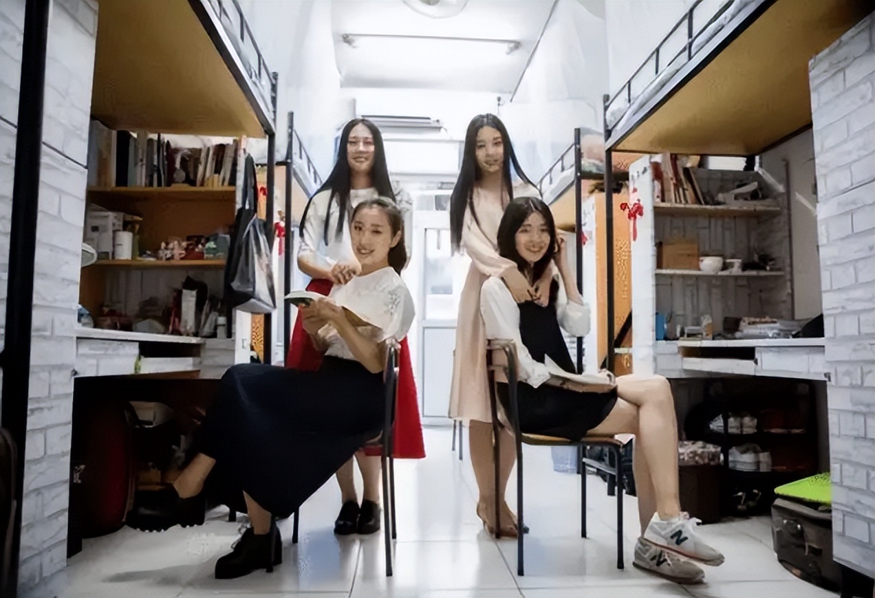 高校宿舍试行“男女混住”，女生家长担心不已，校方回应引争议