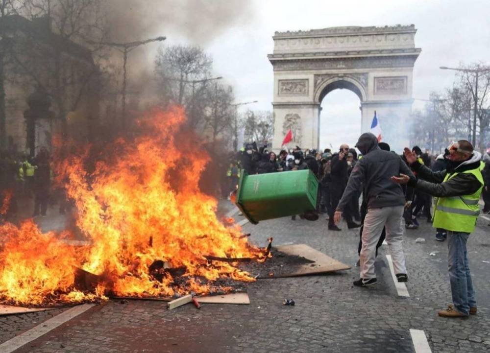 法国暴乱，解放军代表团“雪中送炭”，美国狂赚46亿却失了人心