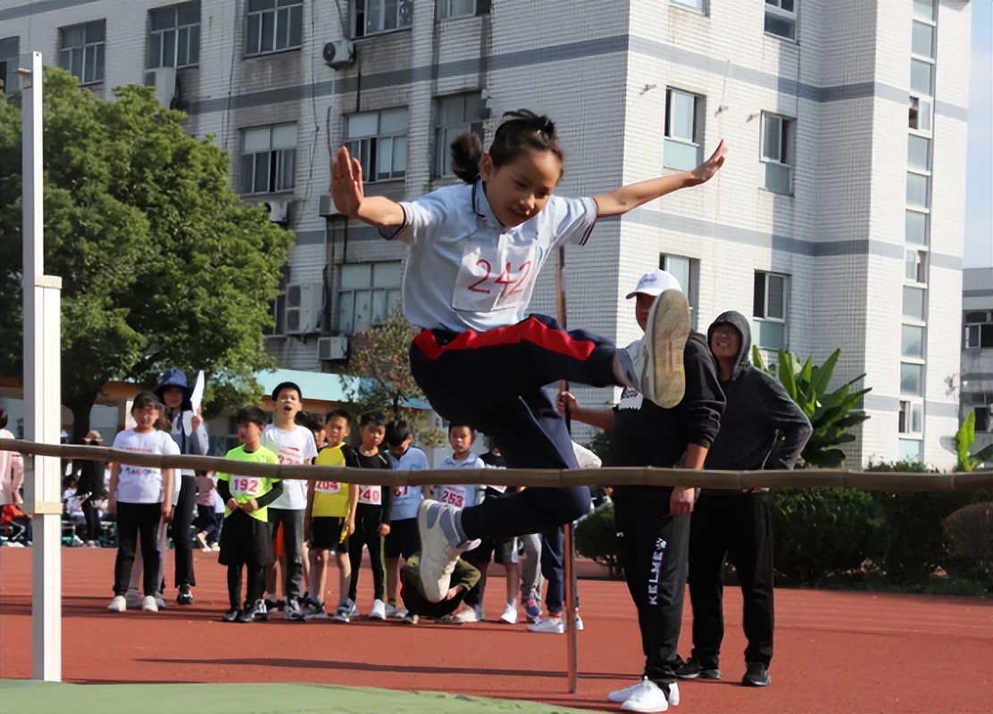 初三学生黑板报火了，画面惊艳全场，就连隔壁班都跑过来“膜拜”