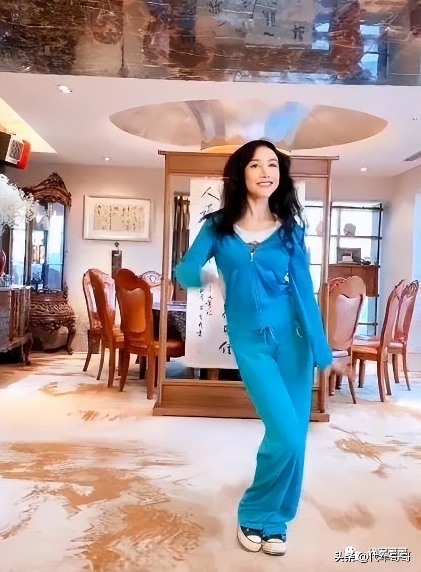 他是赵本山力捧的弟子，其貌不扬却娶美艳娇妻，如今婚姻很幸福