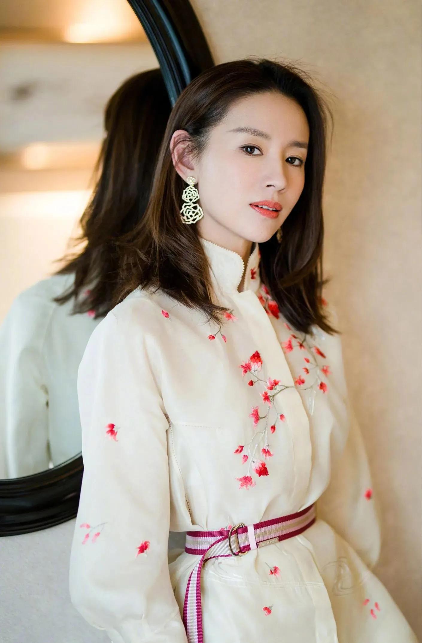 董洁：成熟优雅，气质如兰