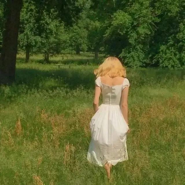 感受春天气息的文案//着迷于春天，花香令人沉醉，风里夹着温柔