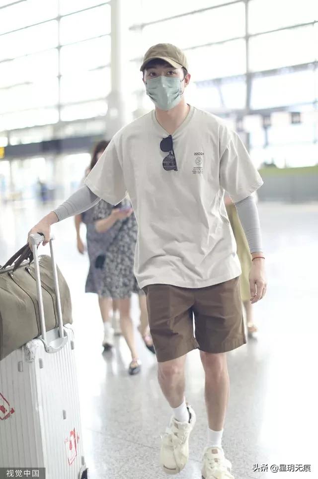 俞灏明简约穿搭现身机场 一路与粉丝热聊亲切十足