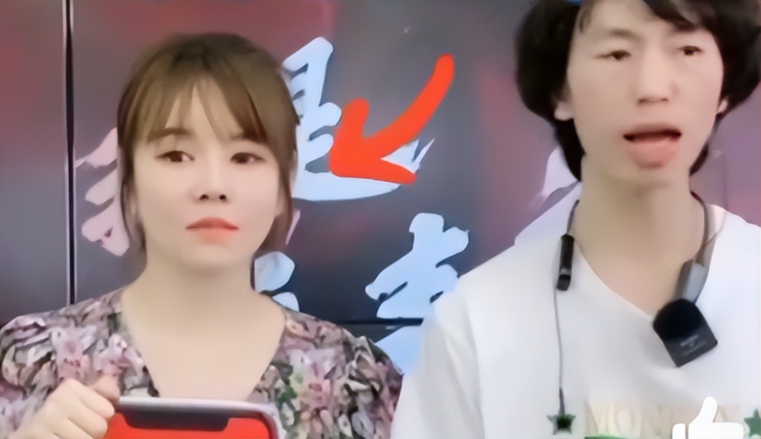 憋笑女助理要出道了？网友希望她不要抛弃庞麦郎，毕竟他只有她了