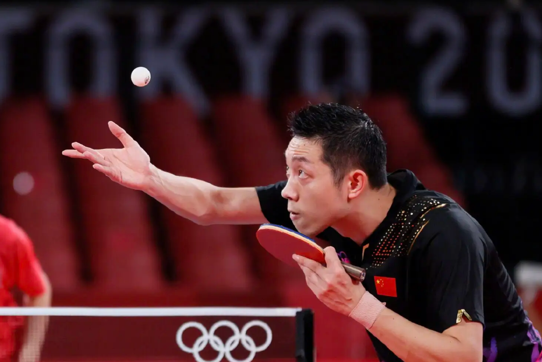 直拍横打的正确握拍方法（乒乓球横拍直拍有何区别？握拍决定打法，规则和局限让直拍低迷）-趣拿体育