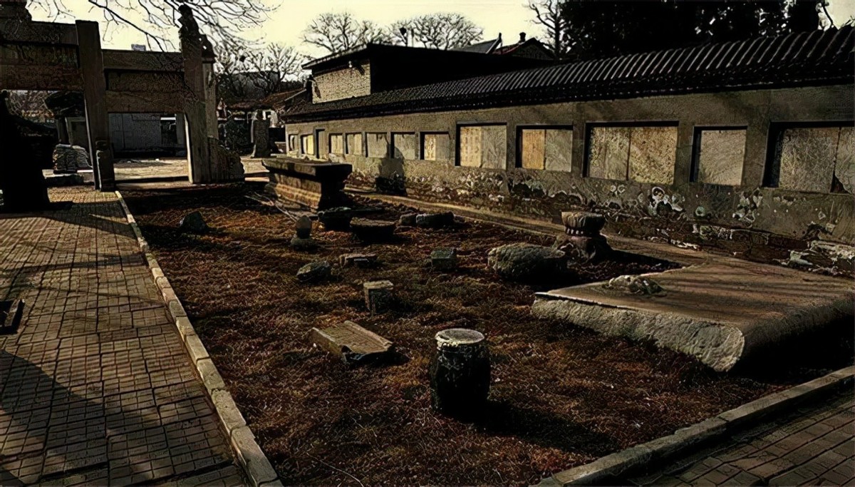 1966年北京发现李莲英墓地,机关被铁丝破解,进去发现紫红色棺材