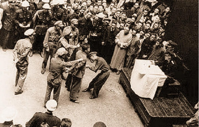 1955年，一死刑犯在枪决前表现异常，检察员感觉不对劲：枪下留人