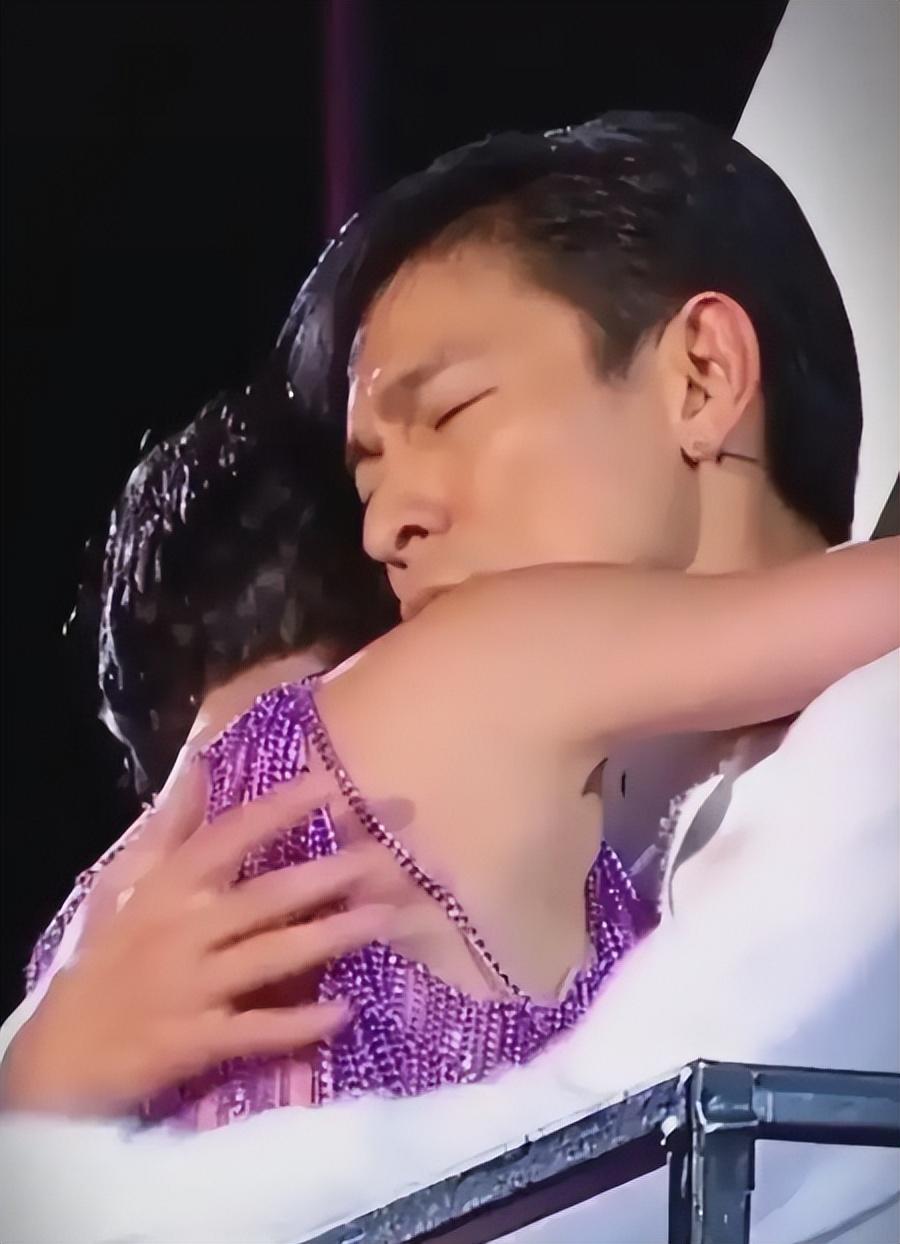 她陪伴华仔26年,眼睁睁看着他娶别的女人,如今42岁仍未婚