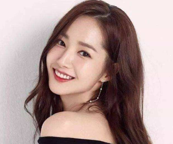 “畸形脸、电风扇脸”，10位整容过度的女星，有人直接命丧手术台