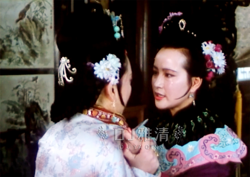 同样是演“王熙凤”，把刘晓庆和邓婕，放在一起看，差别就出来了