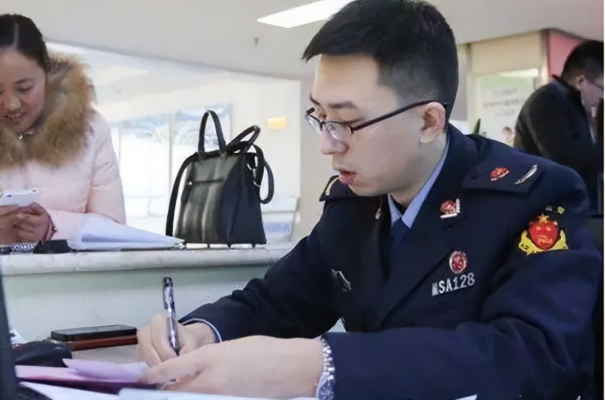 公务员晒工资条，到手月薪和想象不一样，网友：铁饭碗不香了