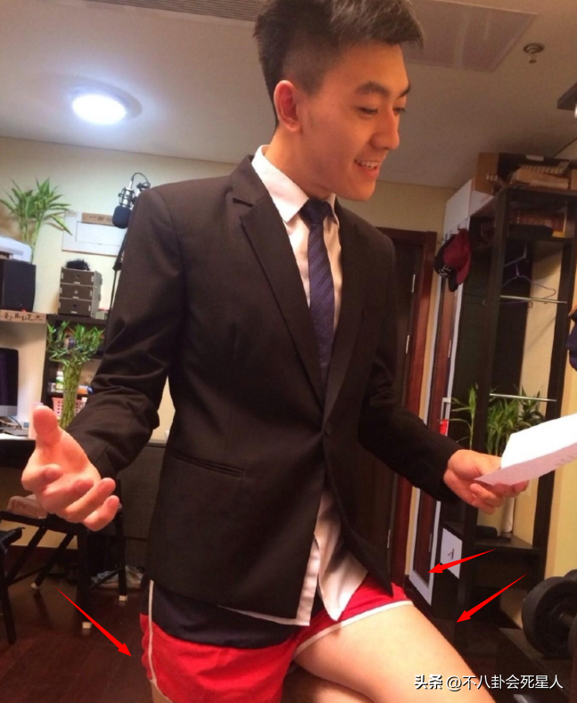 段暄上身西装(戴假发,穿半截西装,贴胶带瘦脸,原来央视的主持人这么"