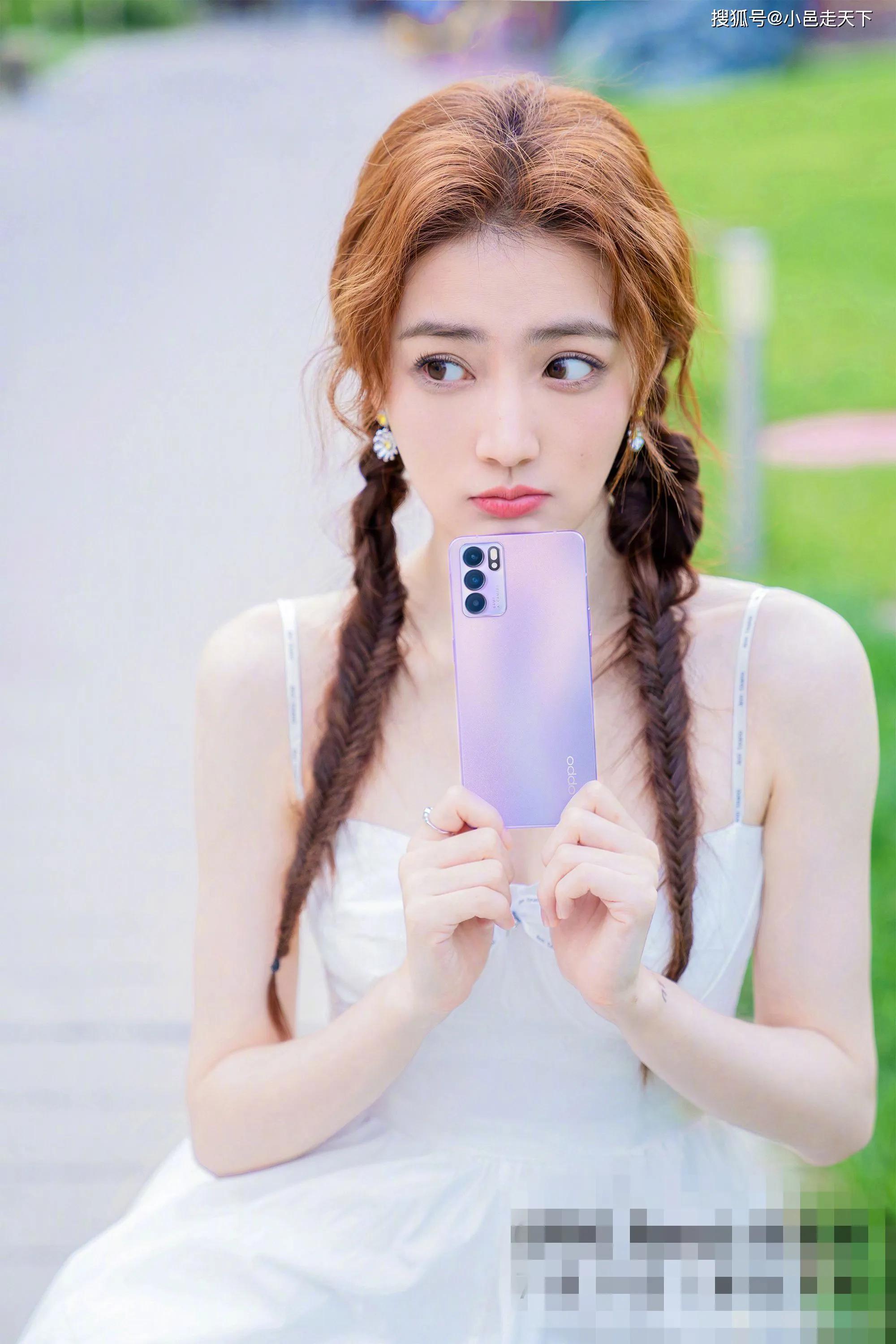 徐璐，五官精致，身姿优雅