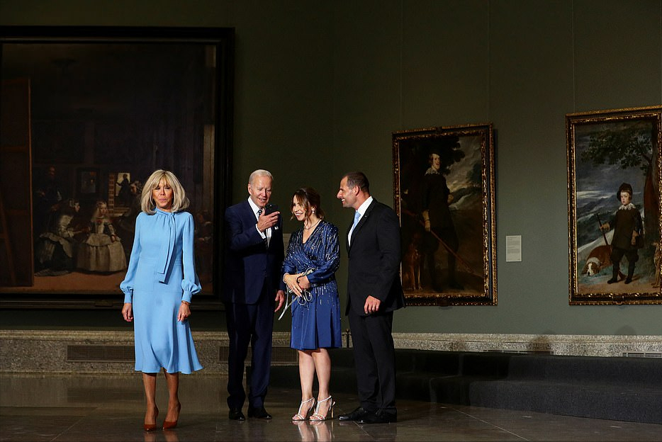 西班牙太太团聚餐(太太团合影布里吉特站最边上!