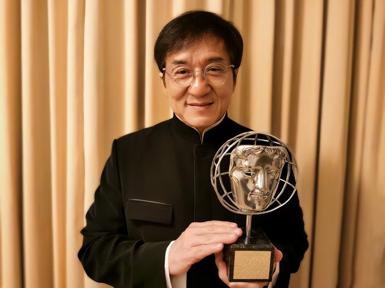 成龙庆69岁生日,被元彪往脸上扔蛋糕笑开怀,于荣光帮擦拭很贴心