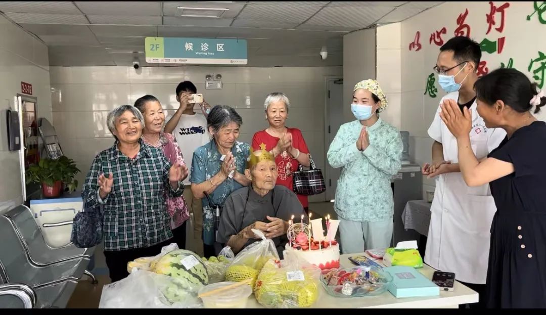 温馨之举 情暖病房——郸城县中心医院血液净化中心为83岁的抗美援朝老兵过生日
