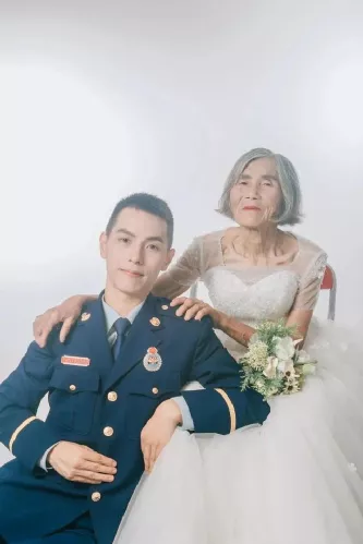 帅小伙和相差61岁的老太太拍婚纱照:这是好人得到的最美回报