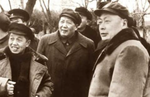 陈毅与饶漱石之争，毛主席最终决定：只要你坐在那里就起作用