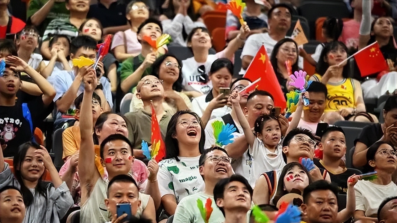 女篮横扫日本夺冠，北师大退役老师狂轰21分，谷爱凌现场为她欢呼