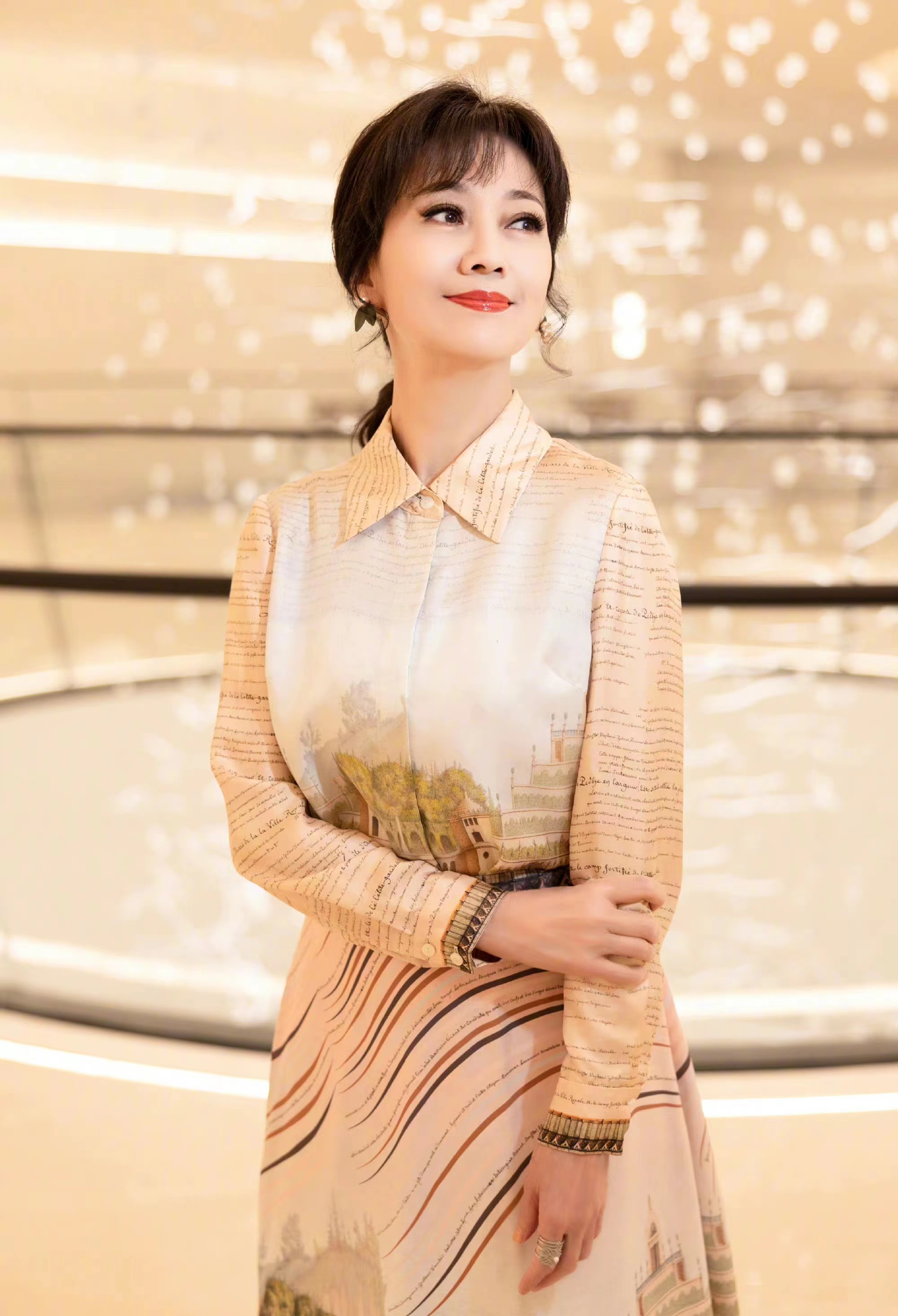 赵雅芝亮相活动,条纹印花衬衫搭半身长裙,69岁美得出众!