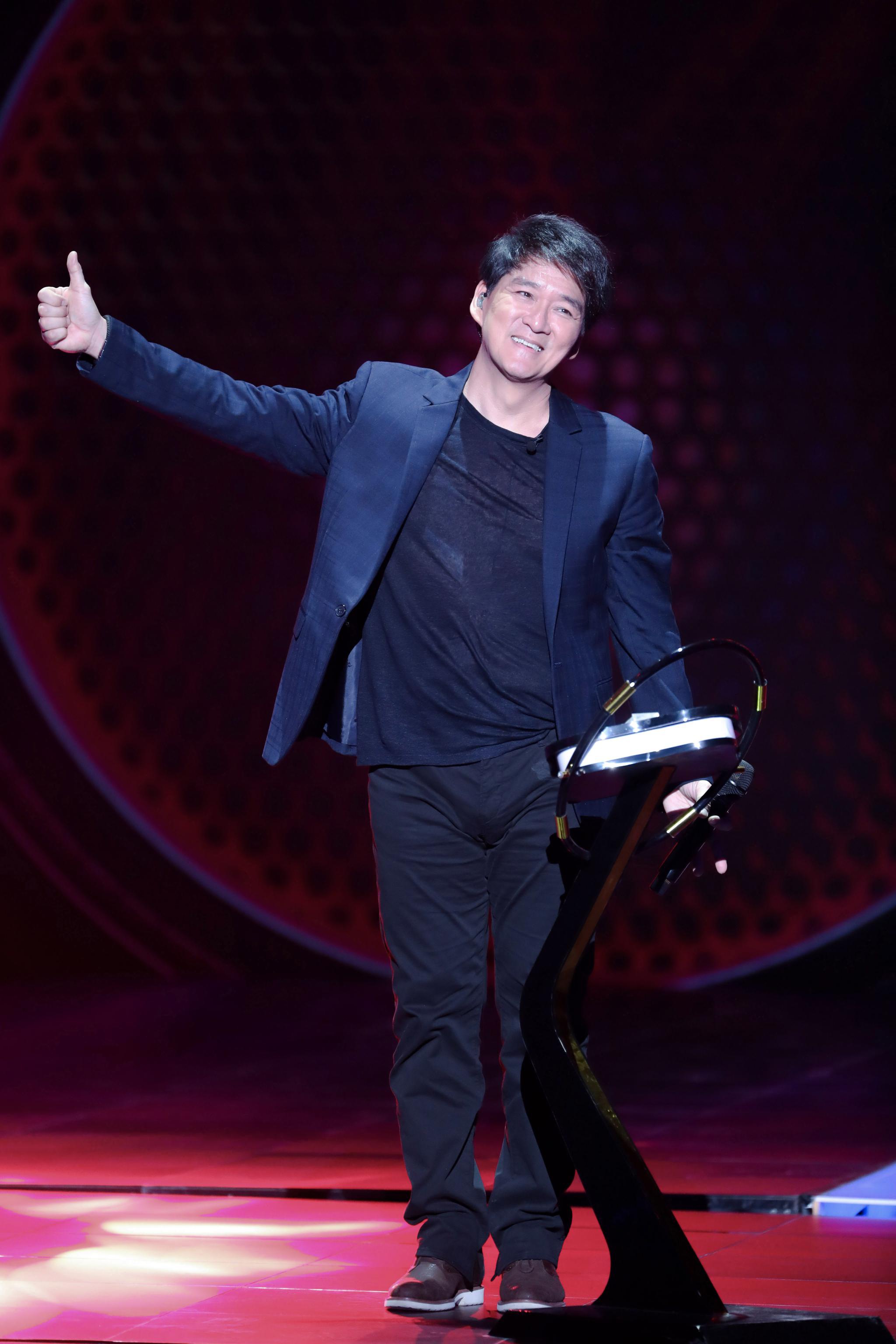 周华健带妻子出游,老婆头发花白稀疏像长辈,男方贴心尽显爱意