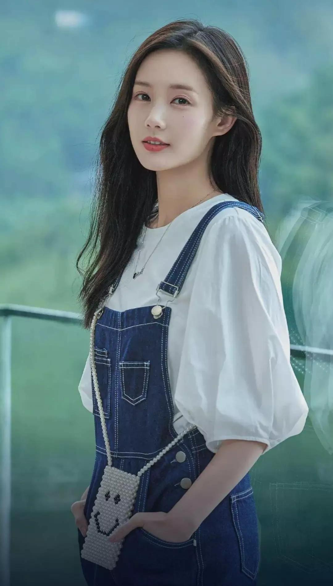 手机桌面，明星许龄月、鞠婧祎、李一桐和孙晓伦