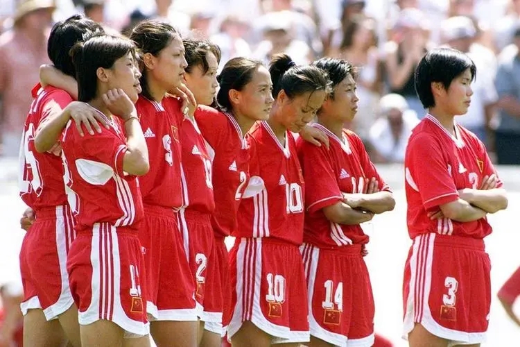 女足世界杯1999球员(温丽蓉:17岁进入国家队,1米64的后防核心,踢球