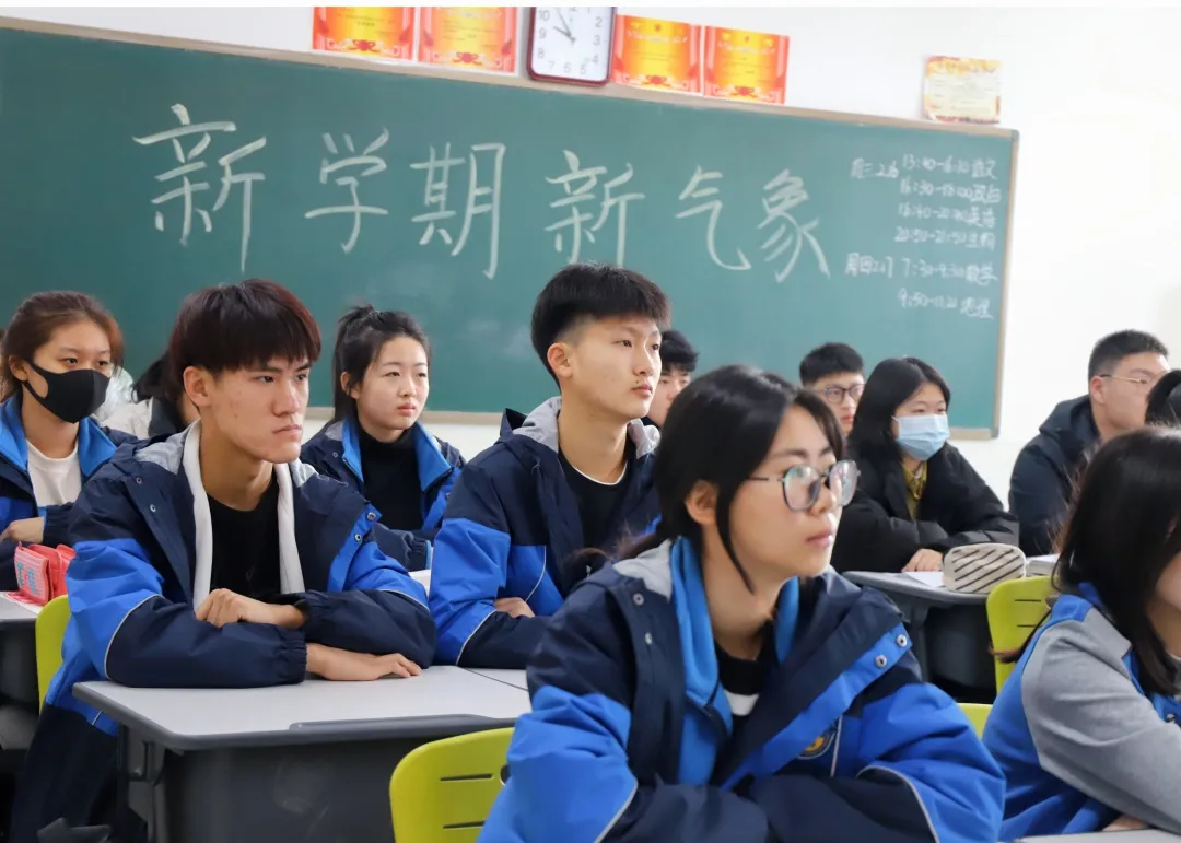 初春开学季，学子返校时