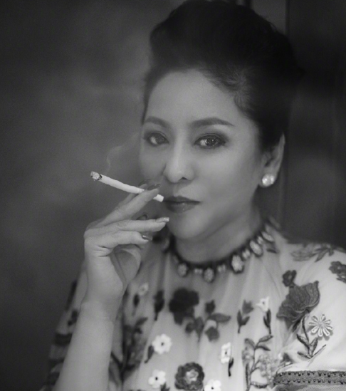 封杀张柏芝,手撕周星驰,这个女人被向华强宠的无法无天