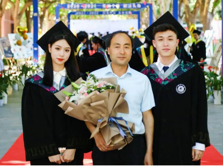 毕业典礼上的“神秘力量”，各高校请出学术权杖，网友看后羡慕了