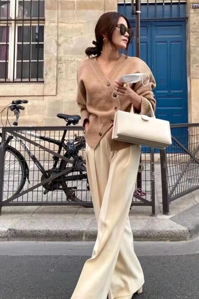 比驼色更好看的冬季颜色，爆款“奶茶色”，赶紧穿起来