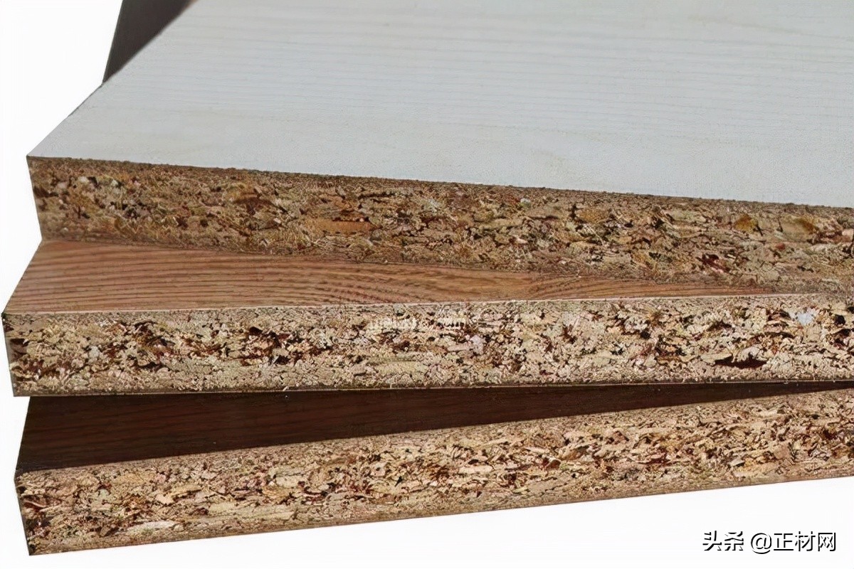 主要是因为颗粒板是由木材通过二次加工后形成的,所以颗粒板的内部是