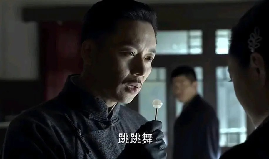 《伪装者》：于曼丽到死都不知道，王天风为何要吃她口中的棒棒糖
