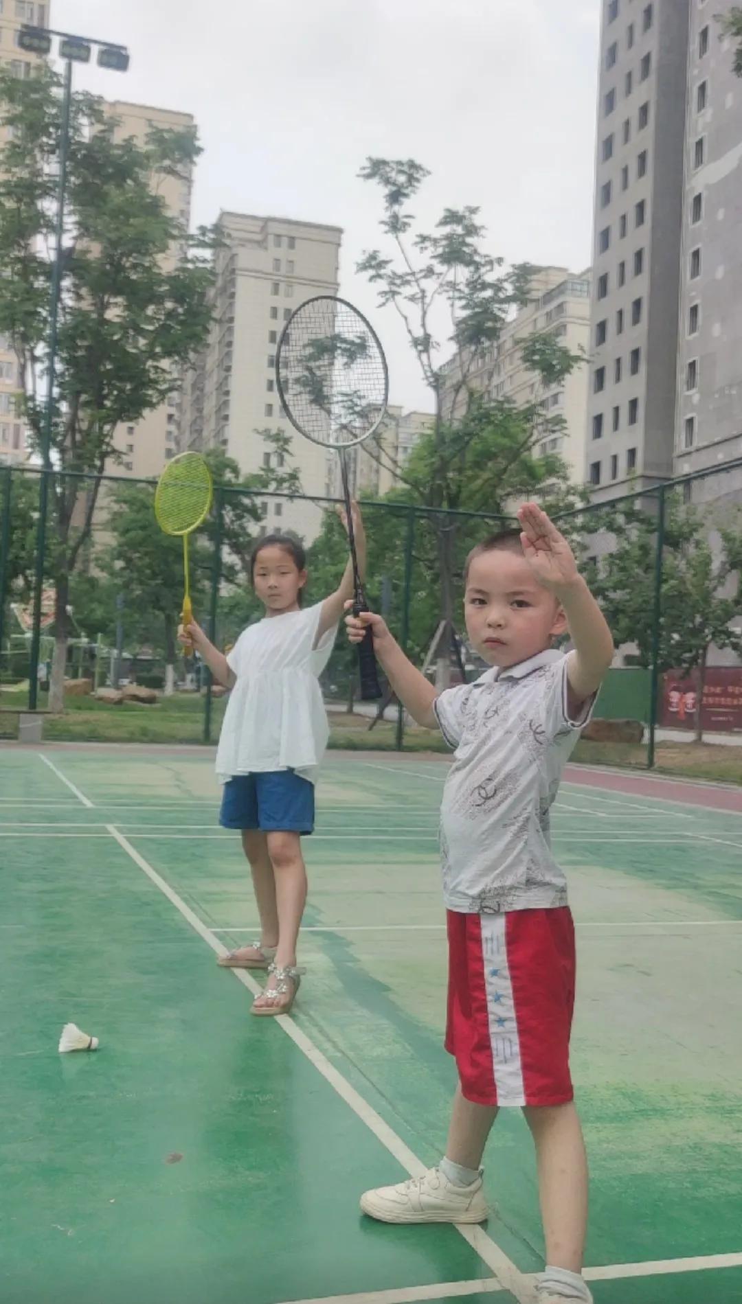 羽毛球高抛发球技巧(五年来我最自豪的事学会打羽毛球（小学生作文）)