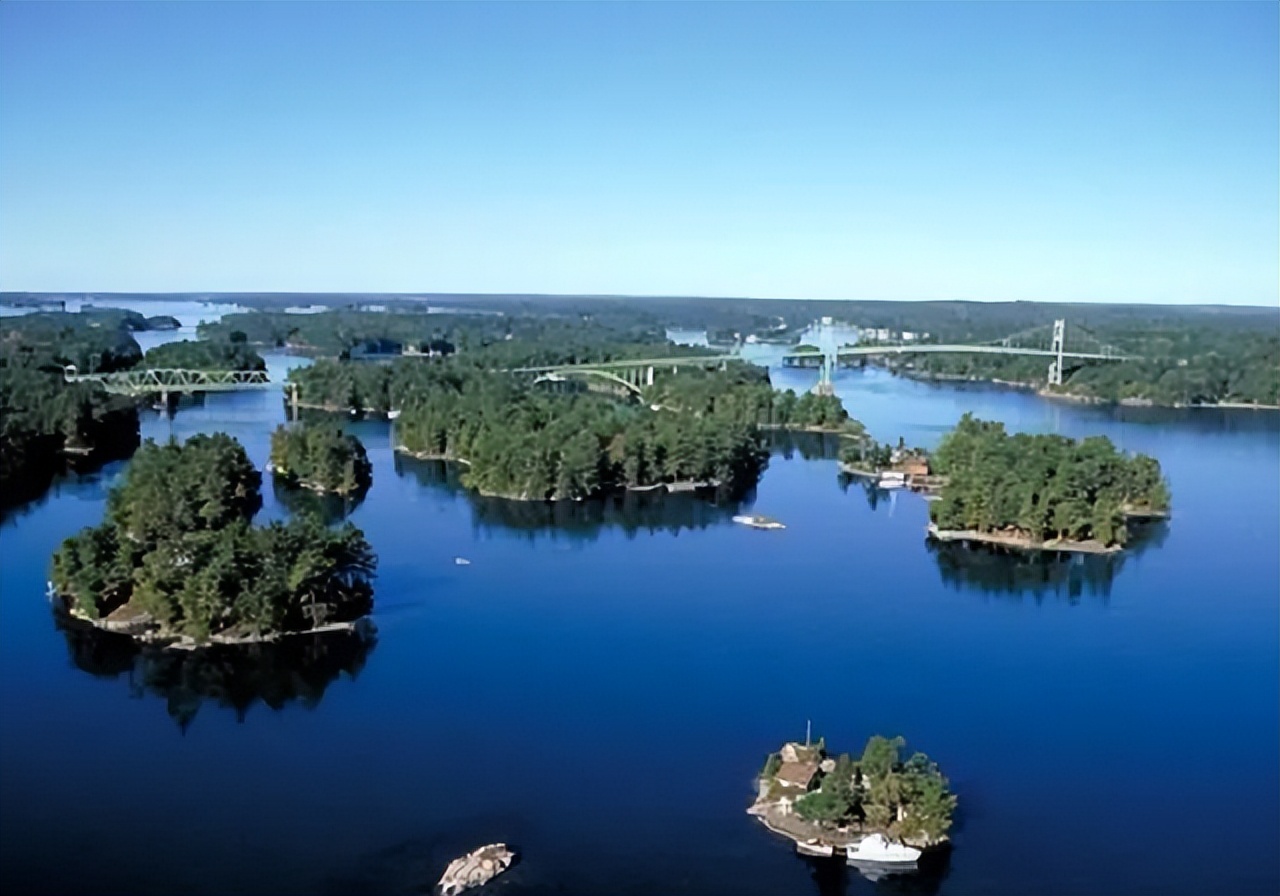 和日本北海道之间,这四座小岛分别被命名为择捉,国后,色丹和齿舞群岛