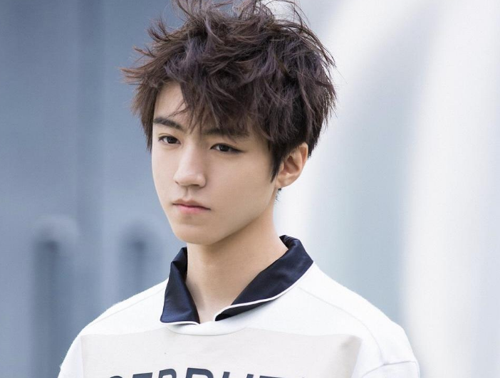 王俊凯：近照皮肤变黝黑，身材却还是非常纤瘦