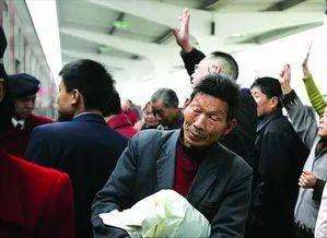 05年春节前，湖南农民工背老乡尸体还乡，遭其家属埋怨：见死不救