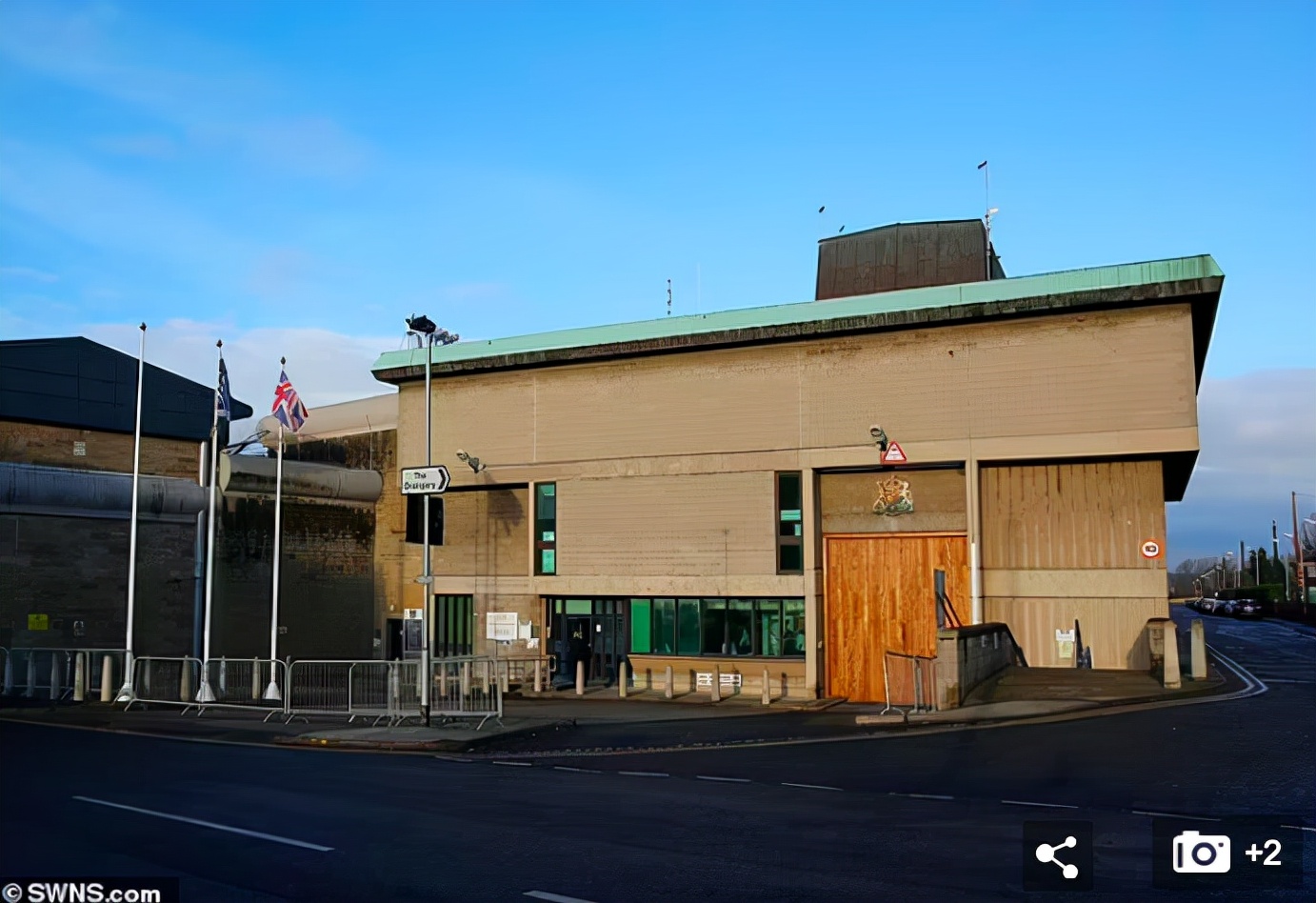 英国“食人魔”专杀恋童变态，被锁地牢38年，网友：比死刑残忍