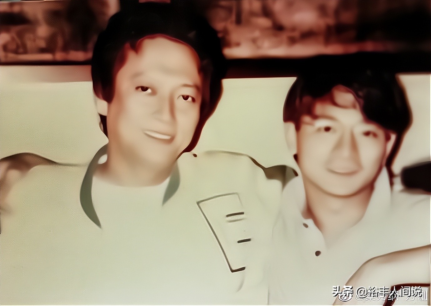 “大恶人”方刚晒母亲庆生旧照！赵本山亲自摆席，勾肩搭背感情好