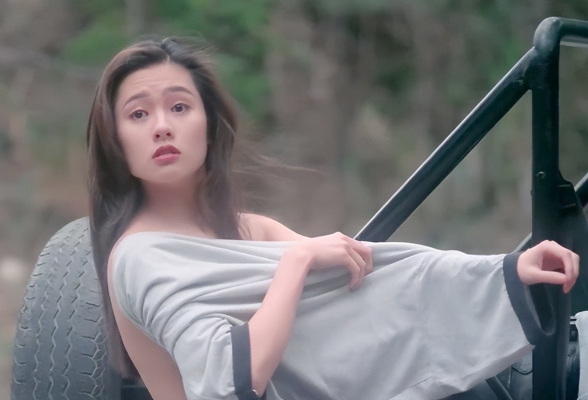 56岁李丽珍素颜逛菜市场，不化妆皮肤白净细嫩，背四万小包显阔气