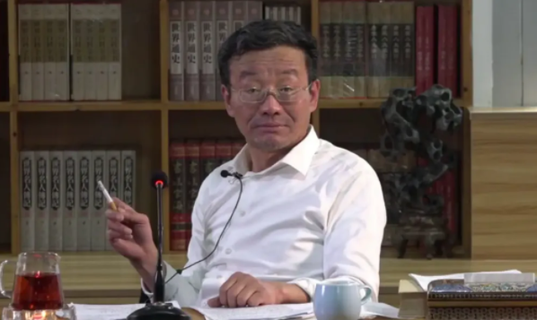 复旦教授上课吸烟不断，却备受学生追捧，宁可吸二手烟也要听课