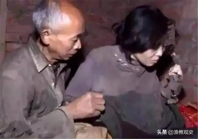 90年代被拐女大学生，以120元卖给光棍老汉，与牲畜同住17年